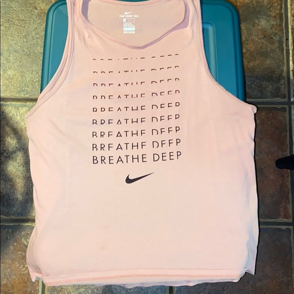 Nike Tops - Nike women’s workout gear
